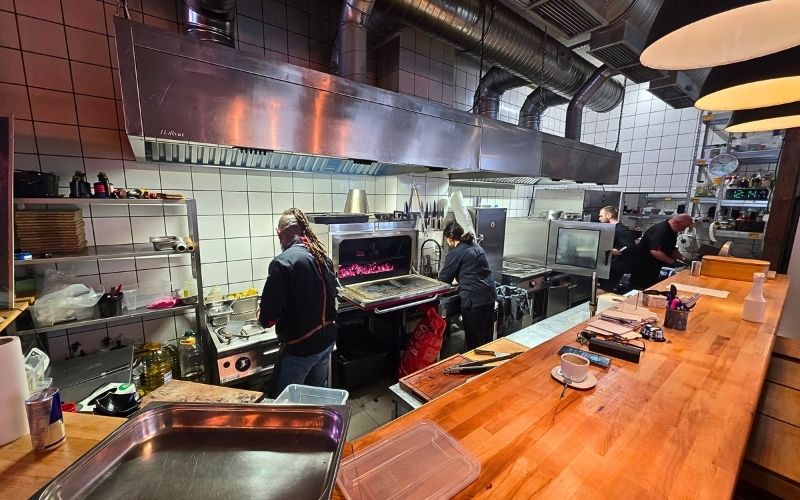 Widok na otwartą kuchnię w restauracji