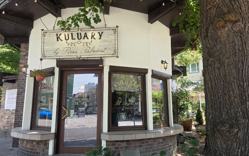 Widok z zewnątrz na restaurację Kuluary