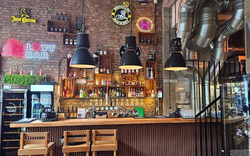 Wnętrze Evil Steak House z barem
