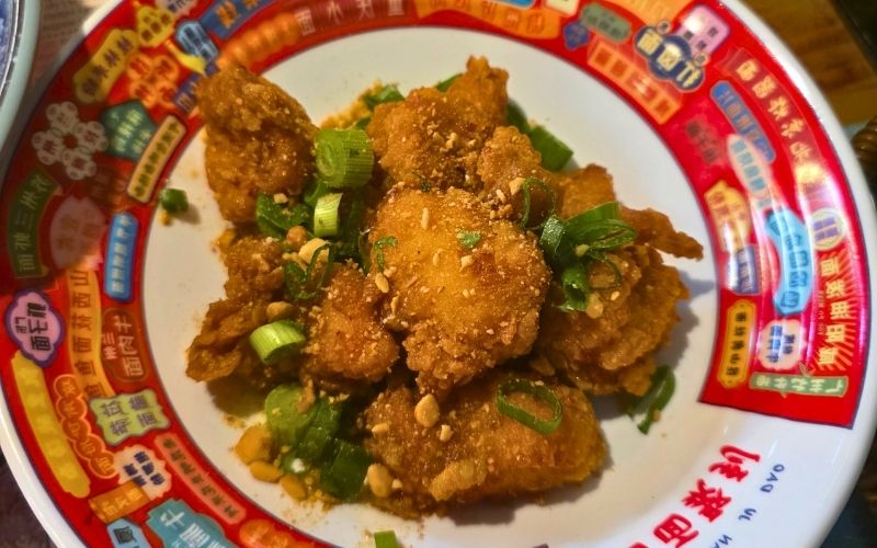 Yukhoe – koreański tatar wołowy z gruszką nashi w restauracji Oh my Kimchi
