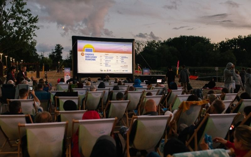 Dąbskie Wieczory Filmowe 2026 po raz 20. Kino wraca do Klubu Delta i na plażę w Dąbiu