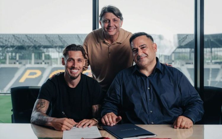 Darko Churlinov, prezes Pogoni Szczecin Alex Haditaghi oraz dyrektor sportowy Tan Kessler