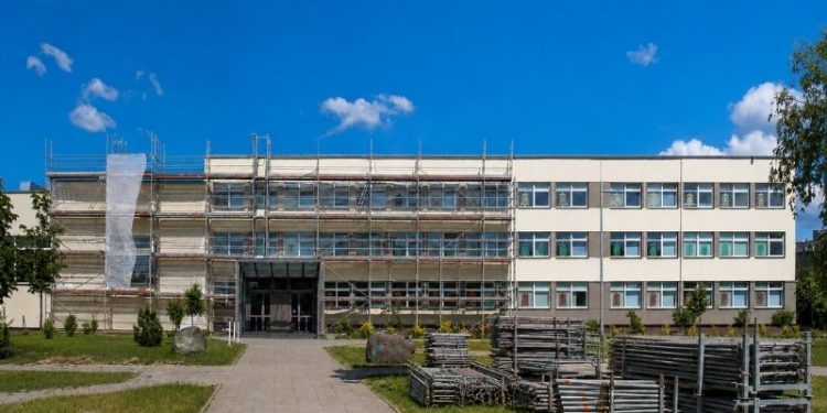 Letnie remonty szkół w Polsce. Eksperci: samo malowanie ścian nie wystarczy