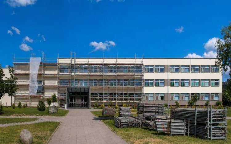 Letnie remonty szkół w Polsce. Eksperci: samo malowanie ścian nie wystarczy