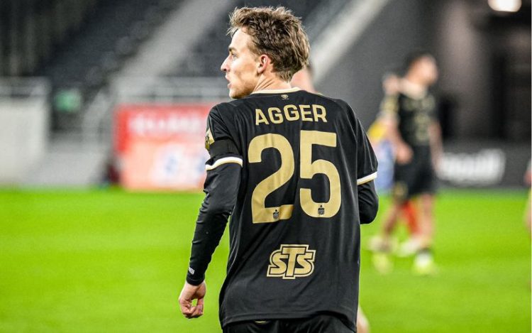 Madds Agger Pogoń Szczecin z logiem STS na koszulce