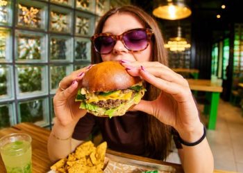 Smash burgery podbijają polskie lokale. Pasibus rozszerza swoją ofertę
