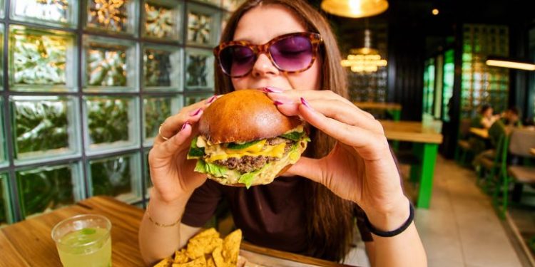 Smash burgery podbijają polskie lokale. Pasibus rozszerza swoją ofertę