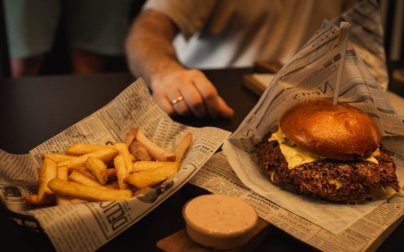 Burger Oklahoma z frytkami