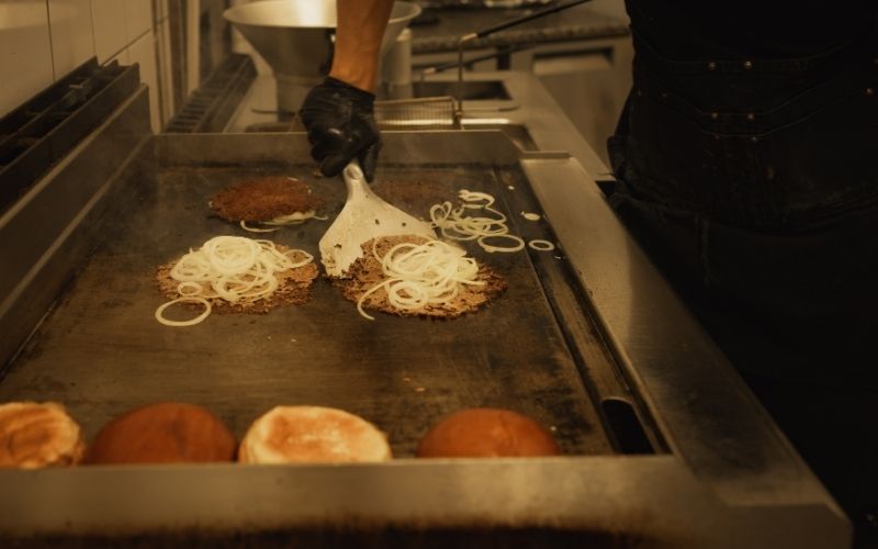 Burgery w trakcie przygotowywania