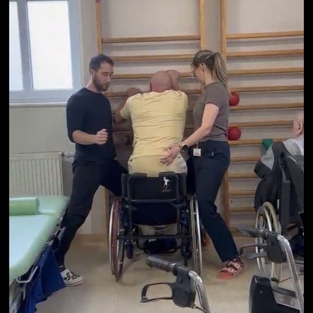 Zdjęcie przedstawia Macieja Światłowskiego w trakcie rehabilitacji na wózku