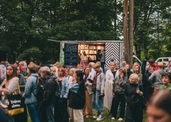 OKNO 2026 w Teatrze KANA. Praktyki postartystyczne, Odra, poniemieckość i migracja