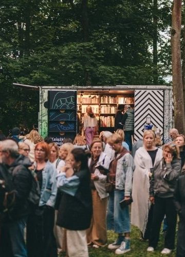 OKNO 2026 w Teatrze KANA. Praktyki postartystyczne, Odra, poniemieckość i migracja