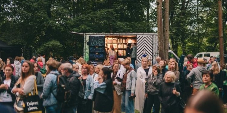 OKNO 2026 w Teatrze KANA. Praktyki postartystyczne, Odra, poniemieckość i migracja