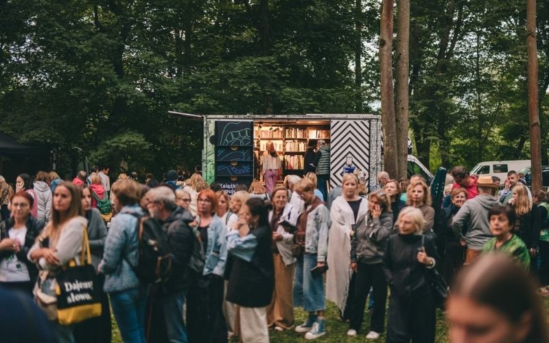 OKNO 2026 w Teatrze KANA. Praktyki postartystyczne, Odra, poniemieckość i migracja