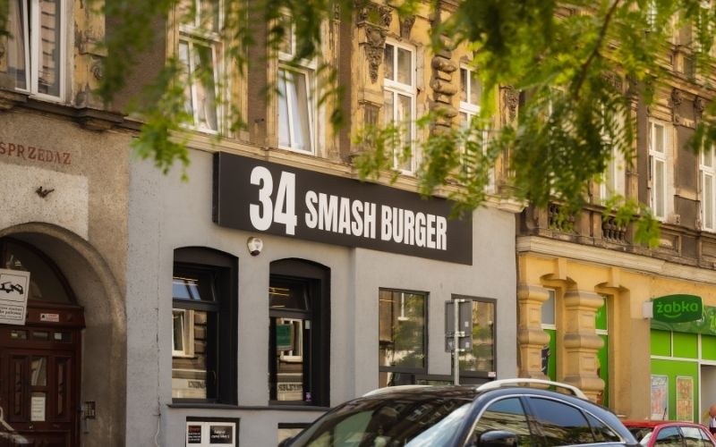 Widok na restaurację z zewnątrz