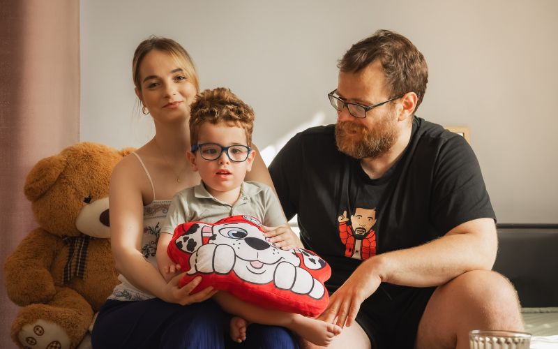 3-letni Michał Staszewski z rodzicami - Andżeliką i Łukaszem