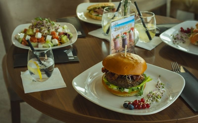 Burger wołowy z dodatkami