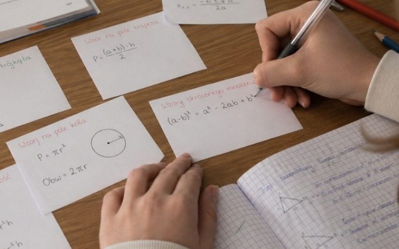 Dziecko zapisujące wzory matematyczne