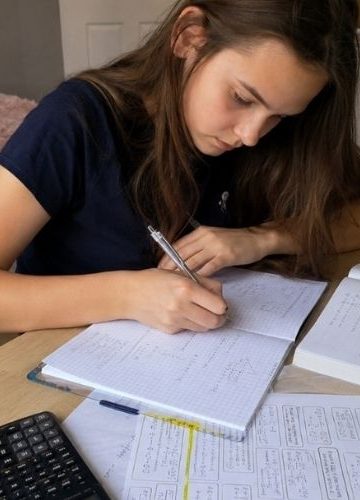 Nastolatka ucząca się matematyki