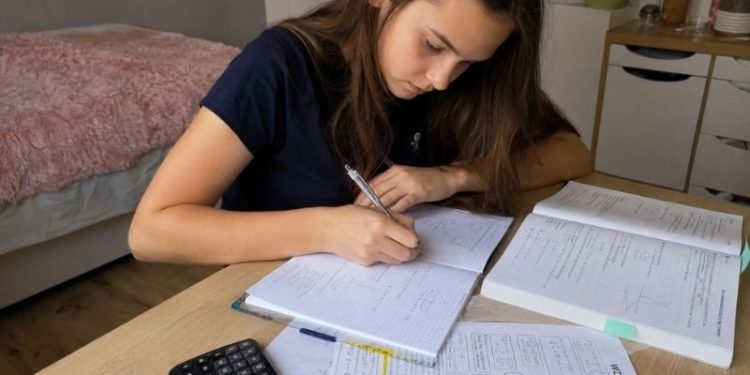 Nastolatka ucząca się matematyki