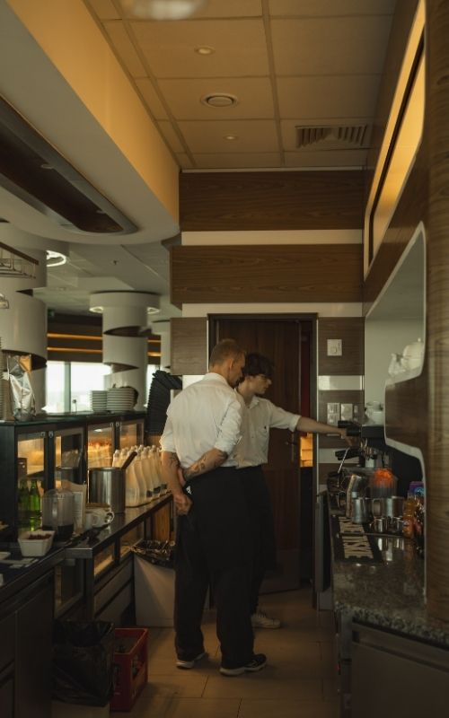 Obsługa pracująca w Cafe 22