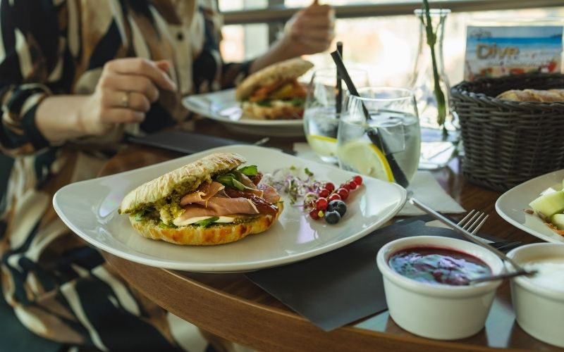 Panini z mozarellą, pesto i szynką prosciutto