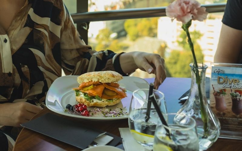 Panini z wędzonym łososiem