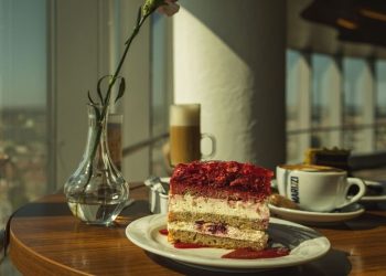 Torcik wegański z malinami
