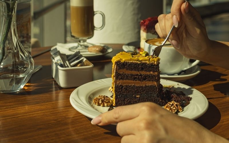 Tort czekoladowy z pistacjami