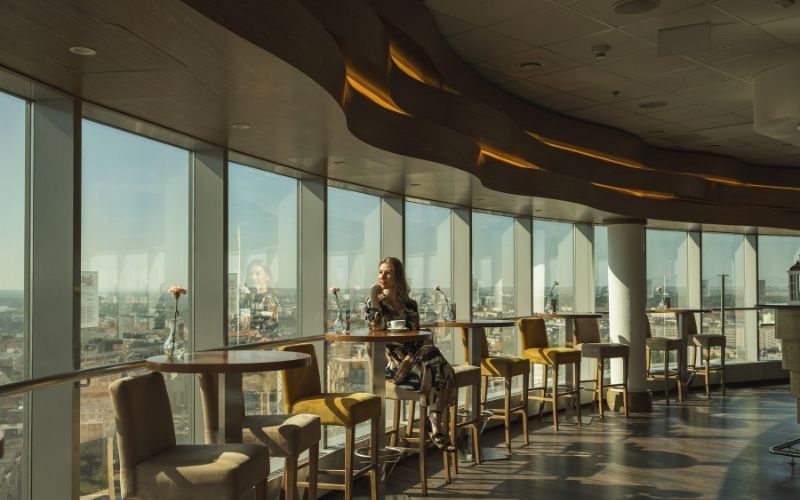 Wnętrze Cafe 22 z widokiem