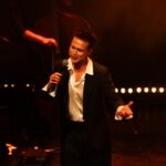 Maciej Zakościelny podczas występu muzycznego