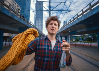 „80 decybeli” w Szczecinie. Spektakl o hałasie, który staje się problemem społecznym