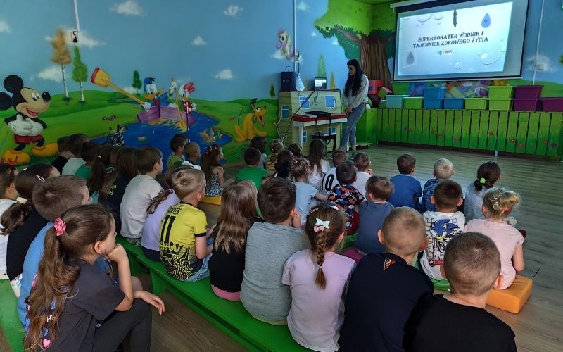 „Przyjaciele wody” wracają do szkół i przedszkoli w Szczecinie. Ruszają zapisy na bezpłatne zajęcia