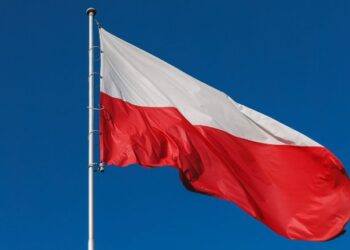 Biało-czerwona flaga Polski na maszcie