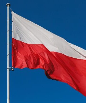 Biało-czerwona flaga Polski na maszcie