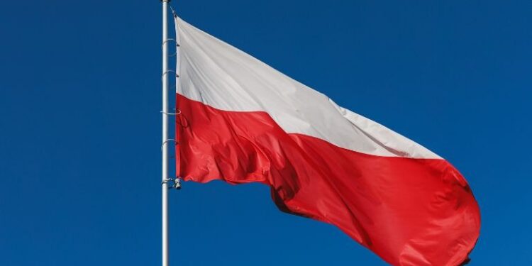 Biało-czerwona flaga Polski na maszcie