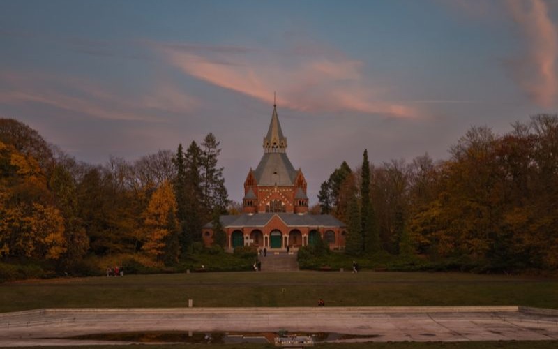 Kaplica Cmentarza Centralnego w Szczecinie i jesienne drzewa