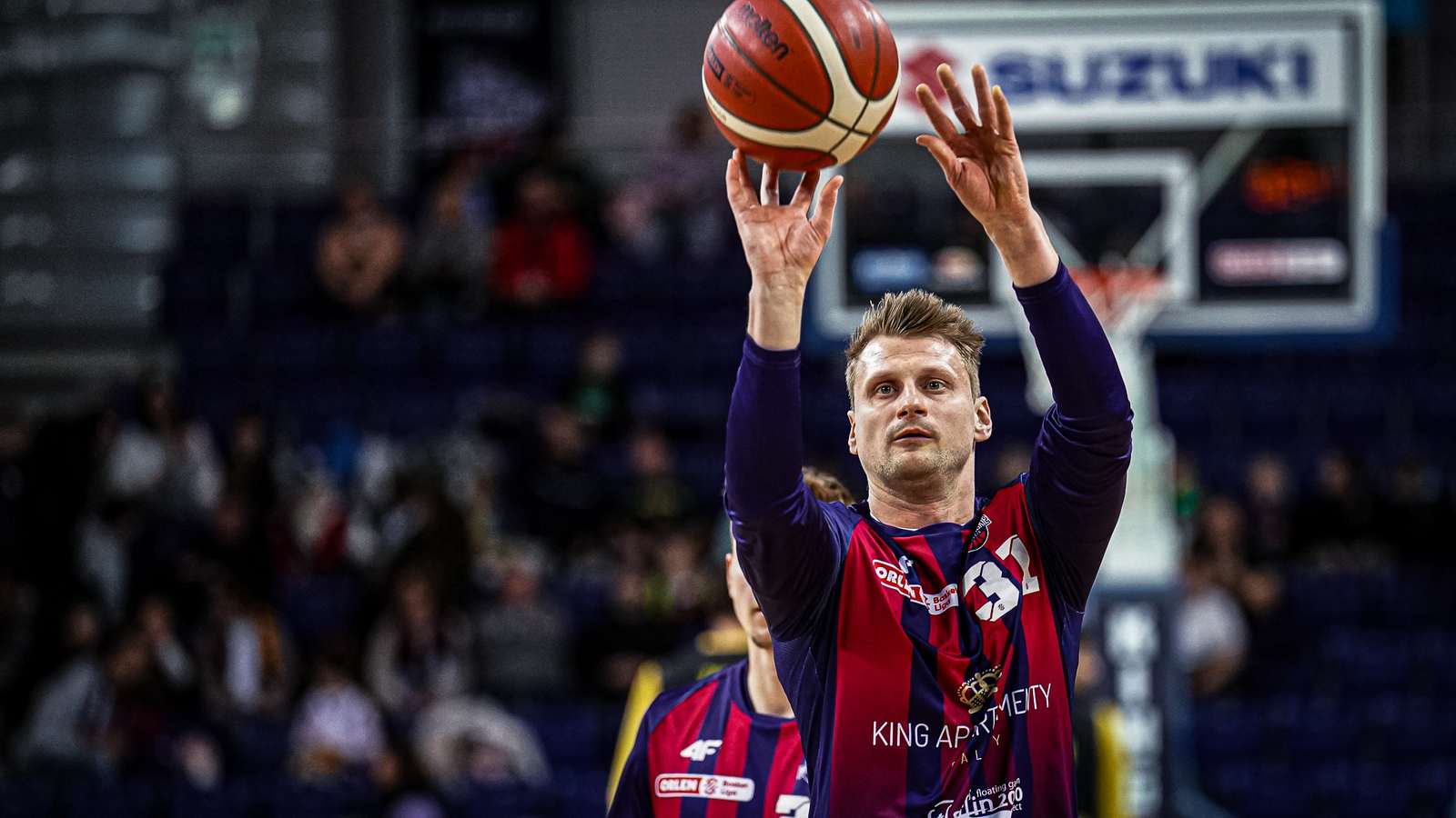 Koszykarz King Szczecin podczas rzutu