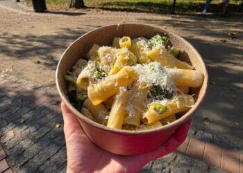 Kurczak & brokuł z tartym parmezanem – makaron z oferty Pastalia Pasta & Burgers w Szczecinie