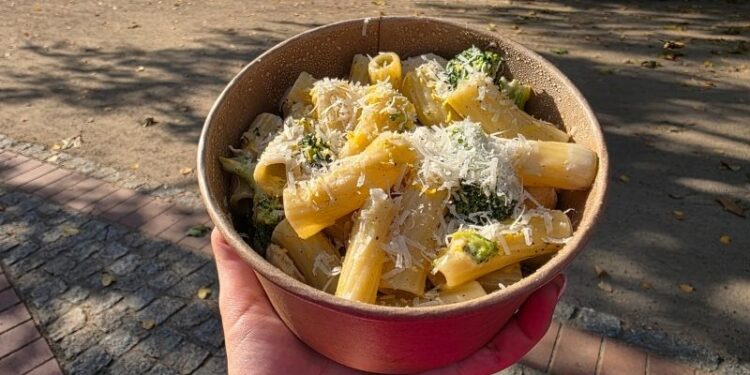 Kurczak & brokuł z tartym parmezanem – makaron z oferty Pastalia Pasta & Burgers w Szczecinie