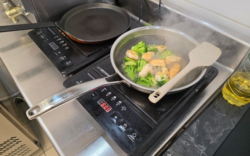 Przygotowywanie kurczaka z brokułami w kuchni Pastalia Pasta & Burgers w Szczecinie.
