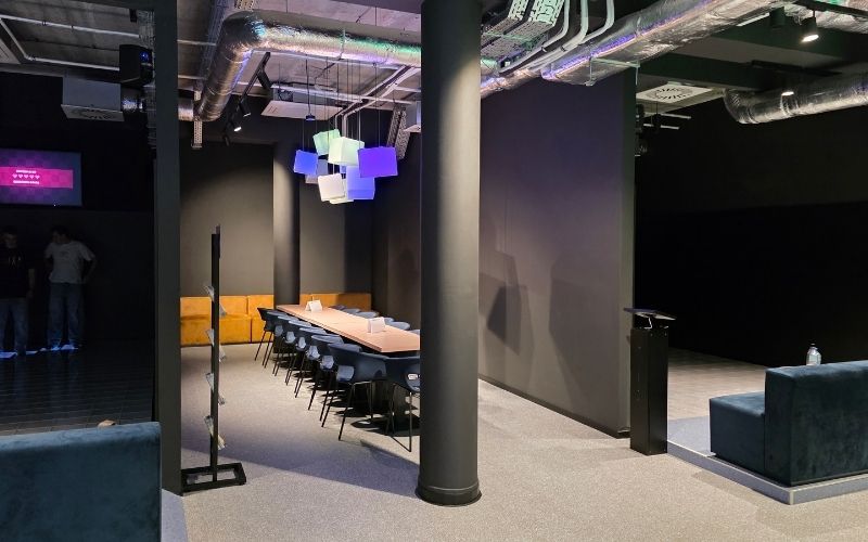 Pomiędzy strefami gier w Pixel XL w Szczecinie znajduje się również przestrzeń z dużym stołem, która może sprawdzić się podczas urodzin i innych spotkań grupowych.