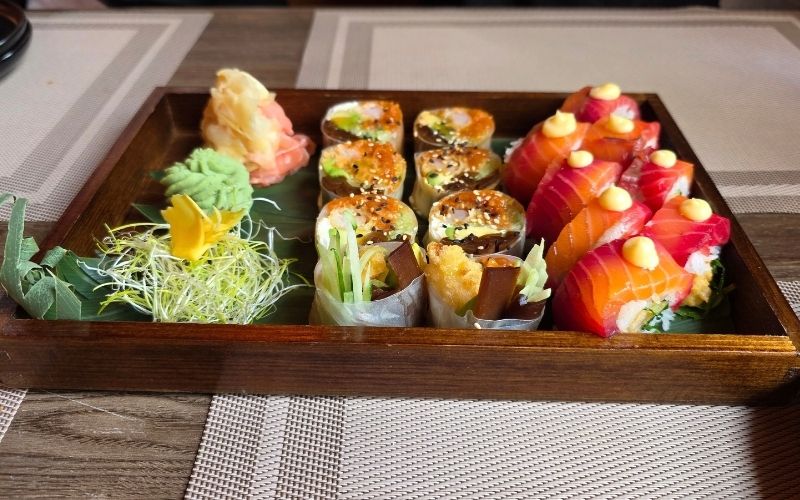 Rainbow Maki Sake Gravlax i Sashimi Roll Umami