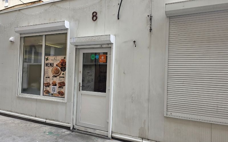 Wejście do lokalu Pastalia Pasta & Burgers przy placu Zwycięstwa 1 w Szczecinie.