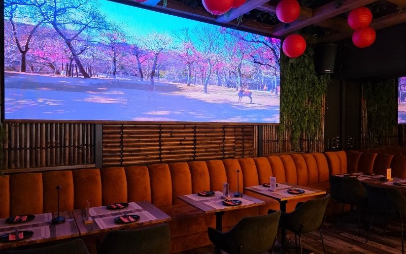 Wnętrze SAME sushi & robata z wyświetlanym obrazem