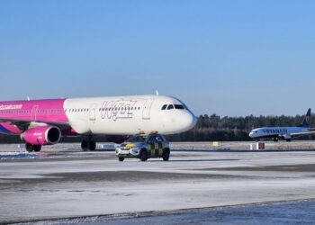 Samoloty Wizz Air i Ryanair na zaśnieżonej płycie lotniska Szczecin-Goleniów