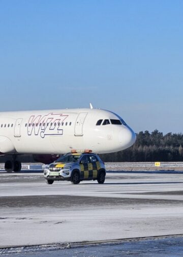 Samoloty Wizz Air i Ryanair na zaśnieżonej płycie lotniska Szczecin-Goleniów