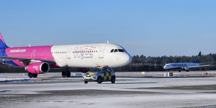 Samoloty Wizz Air i Ryanair na zaśnieżonej płycie lotniska Szczecin-Goleniów