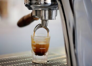 Jaka kawa do ekspresu automatycznego? Jak dobrać ziarna, by kawa nie była zbyt kwaśna ani gorzka