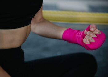 Rola ochraniaczy, tejpowania dłoni i maści rozgrzewających w sportach walki